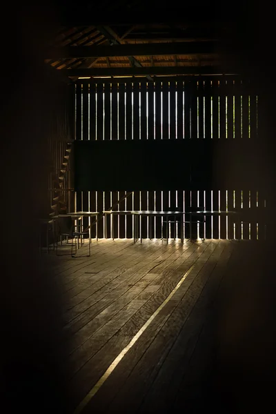 Luz de rayos solares en la pared de madera hueca —  Fotos de Stock