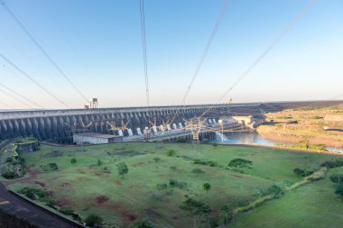 Görünüm Itaipu Barajı güç hatları
