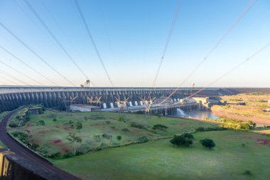 Foz yapmak Iguazu, Brezilya - 8 Temmuz 2016: Görünüm Itaipu Barajı güç hatları, Brezilya ve Paraguay sınırındaki Hidroelektrik Santrali.
