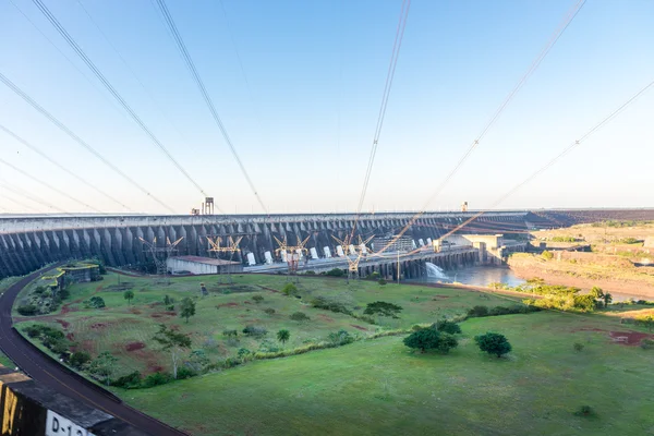 Vista das linhas elétricas da Barragem Itaipu — Fotografia de Stock