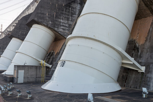 Вид на гигантские пенстоки плотины Итаипу
