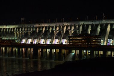 Foz yapmak Iguazu, Brezilya - 10 Temmuz 2016: Işıklı Itaipu Barajı dev baraj gece görünümünü. Baraj Brezilya ve Paraguay sınırındaki Parana Nehri üzerinde yer alan