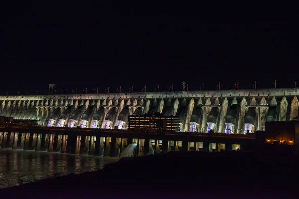 フォス イグアス ブラジル 2016 夜照らされた Itaipu ダム巨大な弾幕のビュー ブラジルとパラグアイの国境とパラナ川にダムがあります — ストック写真