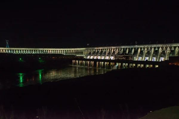 フォス イグアス ブラジル 2016 夜照らされた Itaipu ダム巨大な弾幕のビュー ブラジルとパラグアイの国境とパラナ川にダムがあります — ストック写真
