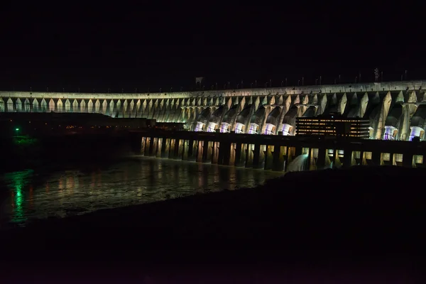 Barragem de Itaipu iluminada à noite em Foz — Fotografia de Stock