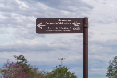 Foz yapmak Iguazu, Brezilya - 8 Temmuz 2016: Üçlü sınır, Dikilitaş. Bir dönüm noktası sınır Paraguay, Arjantin ve Brezilya Foz arasında yapmak Iguaçu, Brezilya