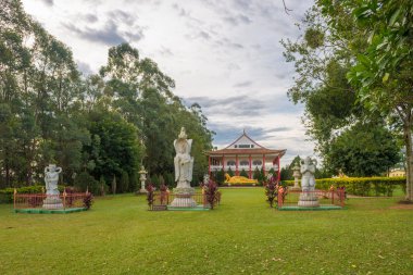 Foz yapmak Iguazu, Brezilya - 8 Temmuz 2016: Foz adlı bir tapınak Çince klasik Buda Tapınağı ve taş savaşçılar mı Iguazu, Brezilya