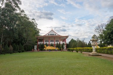 Tapınağın bahçelerde dev Buda heykeli