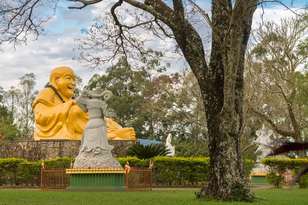 Buddhist temple with giant Buddha statue in Foz do iguacu — Stock Photo, Image