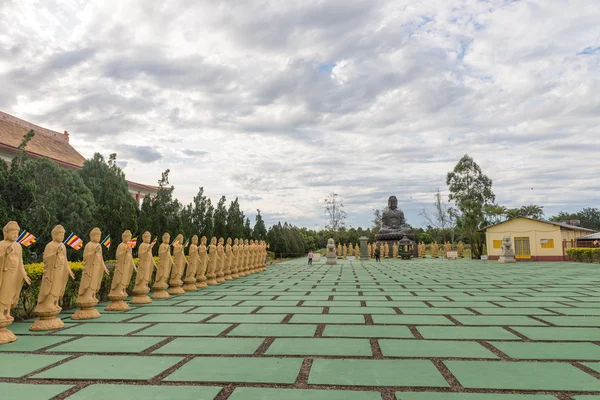 Mnohé sochy Buddhy v perspektivě v buddhistickém chrámu — Stock fotografie