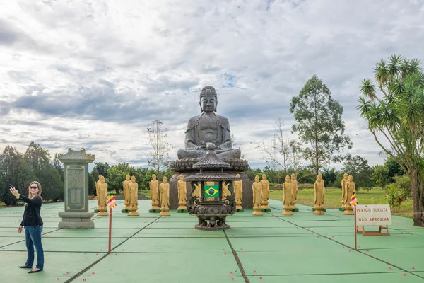 Buddhistischer Tempel mit riesiger Buddha-Statue in foz do iguacu — Stockfoto