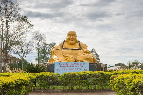Riesige Buddha-Statue in den Gärten des Tempels — Stockfoto