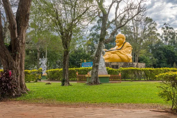 Buddhistický chrám s obří socha Buddhy v Foz do Iguaçu — Stock fotografie