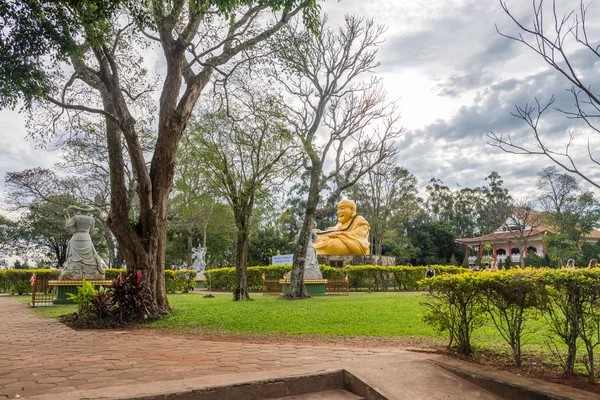 Riesige Buddha-Statue in den Gärten des Tempels — Stockfoto