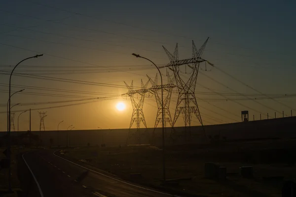 Linhas de energia ao pôr do sol perto da barragem de Itaipu — Fotografia de Stock