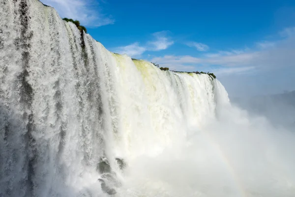 Cataratas wodospady widok od dołu z niektóre skały — Zdjęcie stockowe