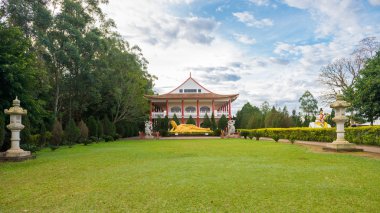 Budist Tapınağı Foz adlı bahçedeki layin dev Buda heykeli ile Iguacu, Brezilya.
