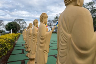 Birkaç Buda heykelleri Foz Budist Tapınağı'nda perspektifte Iguazu, Brezilya mı.