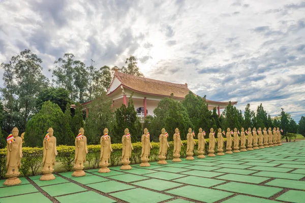 Viele Buddha-Statuen im buddhistischen Tempel — Stockfoto