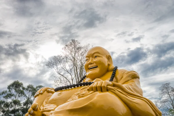 Riesige Buddha-Statue in den Gärten des Tempels — Stockfoto