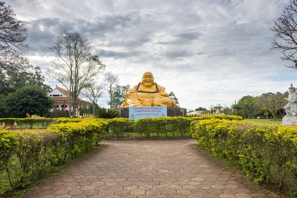 Obří socha Buddhy v zahradě chrámu — Stock fotografie