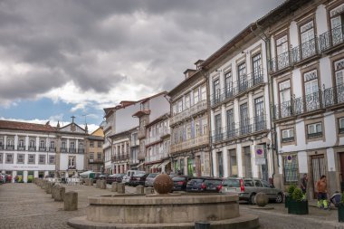 Cepheler ve alleyway Guimaraes, Portekiz. 