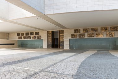 En kutsal üçlü küçük bazilika giriş. Fatima 