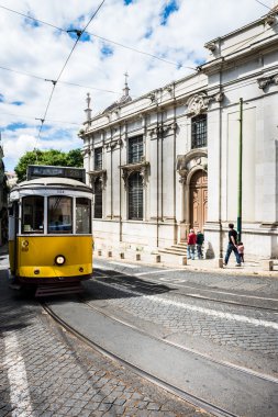 Aziz Antonius katedral önünde tarihi sarı tramvay