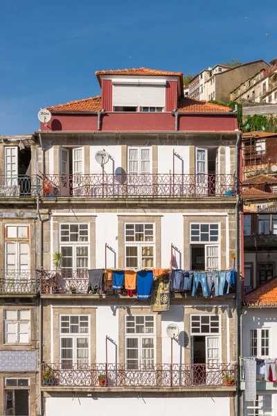 Vista de fachadas, becos e casas tradicionais no Porto — Fotografia de Stock