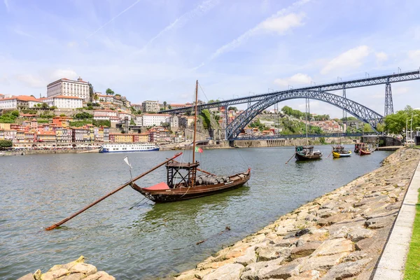 Oporto con los barcos tradicionales con barricas de vino — Foto de Stock