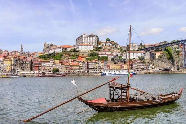 Oporto con los barcos tradicionales con barricas de vino — Foto de Stock