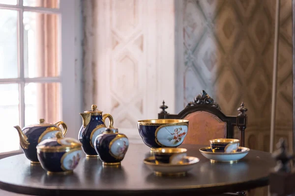 Čajová sada uvnitř paláce Pena v Sintře, — Stock fotografie