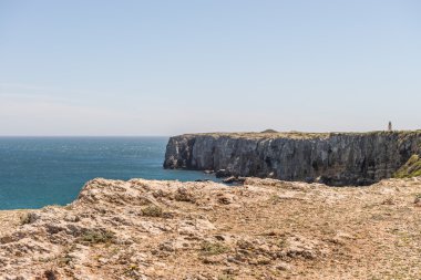 Kıyı şeridi ve plaj Sagres, Algarve, Portekiz