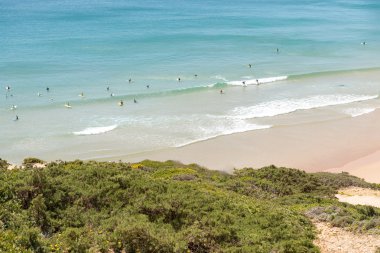 Beliche plaj sörf insanlarla Algarve'deki/daki oteller. 
