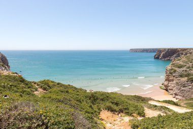 Beliche plaj sörf insanlarla Algarve'deki/daki oteller. 