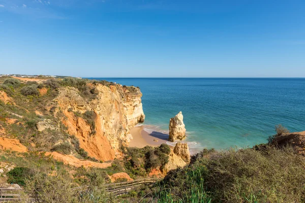 Plage de rochers et Dona Ana à Portimao, Algarve, Portugal — Photo