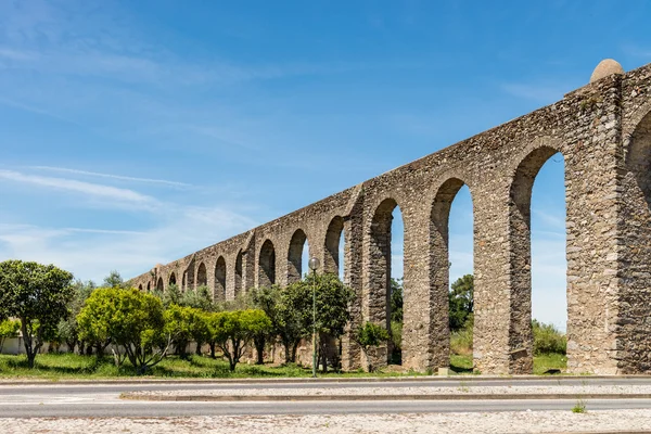 Antiguo acueducto romano situado en Evora, Portugal . —  Fotos de Stock