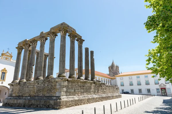 Templo de Dianna e torre da catedral em Évora . — Fotografia de Stock