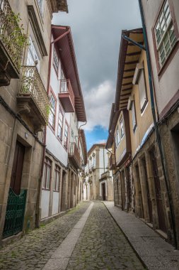Cepheler ve alleyway Guimaraes, Portekiz. 