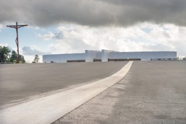 Kutsal Üçlü 'nün Küçük Kilisesi' nin girişi. Fatima 