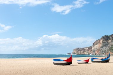 Nazare ana Beach'te geleneksel renkli tekneler ile