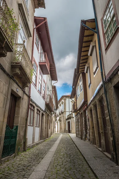 Fasader och gränd i Guimarães, Portugal. — Stockfoto