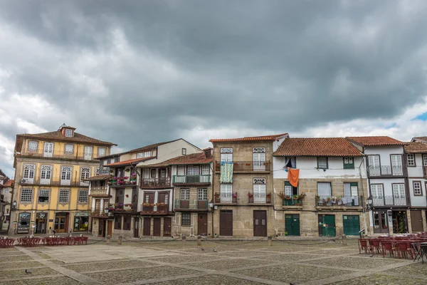 在吉马良斯，葡萄牙的历史中心 Santiago 广场 — 图库照片