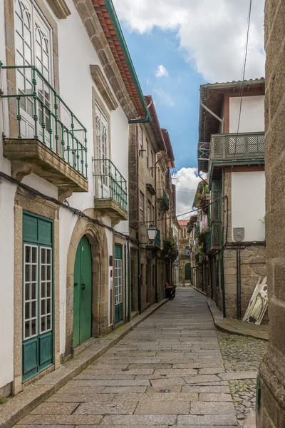 Fachadas e vielas de Guimarães, Portugal . — Fotografia de Stock
