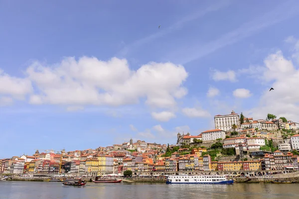 Vista de Porto Ribeira y el río Duero en Oporto, Portugal — Foto de Stock