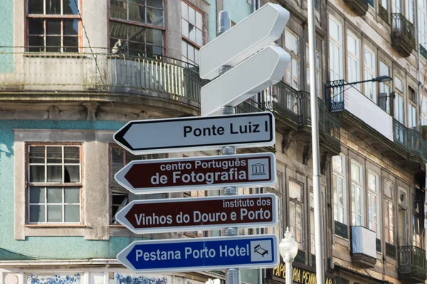 A homlokzatok, a sikátorban és a hagyományos házak, Porto — Stock Fotó