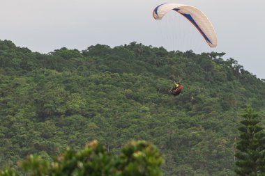 Florianopolis Brava plajda yamaç paraşütü
