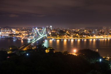 Hercilio Luz köprü gece, Florianopolis, Brezilya.