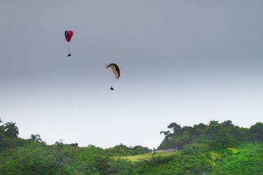 Florianopolis Brava plajda yamaç paraşütü