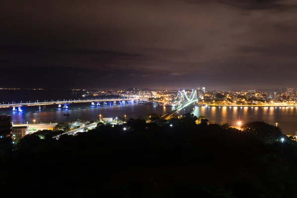 El puente Hercilio Luz por la noche, Florianópolis, Brasil . — Foto de Stock